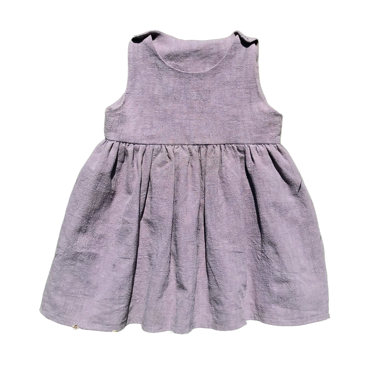 Barnklänning i återbrukat mellangrått linnetyg med rynkad kjol och tryckknappar på axlarna. Luftig, stilren och sydd i klassisk modell.