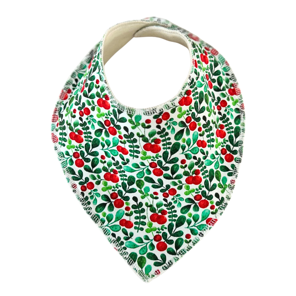 Ekologisk dregglis med rött och grönt lingonris på vit botten. Fodrad med mjuk bomullsfleece och sydd av By Lelou.