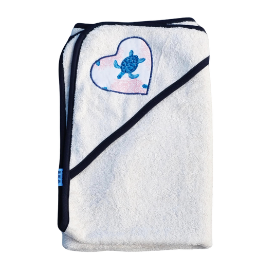 Ekologiskt badlakan med huva och hjärtapplikation från By Lelou, sytt i mjuk naturvit bomullsfrotté med blått kantband.