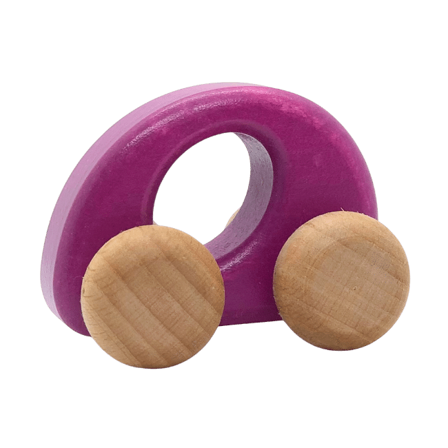 En lila ellipsformad bil i trä