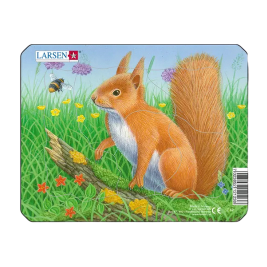 Barnpussel med 5 bitar som föreställer en ekorre som sitter i grönt gräs och blommor och kikar nyfiket på en humla som flyger framför den.