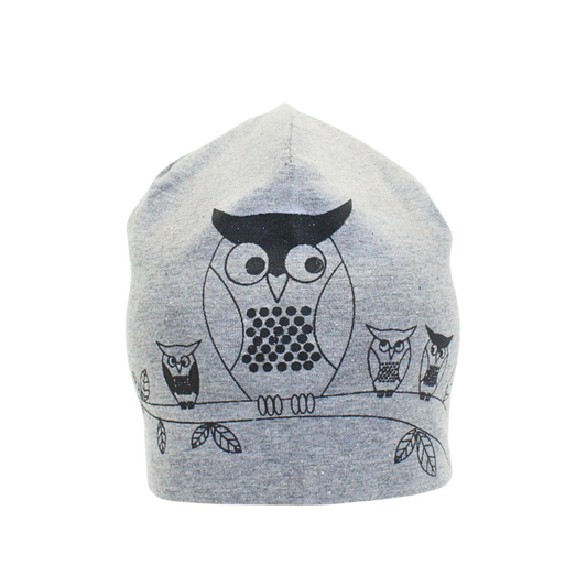 Gråmelerad trikåmössa med svart handtryck av en ugglefamilj på gren. Ekologisk bomull, sydd i dubbel trikå.